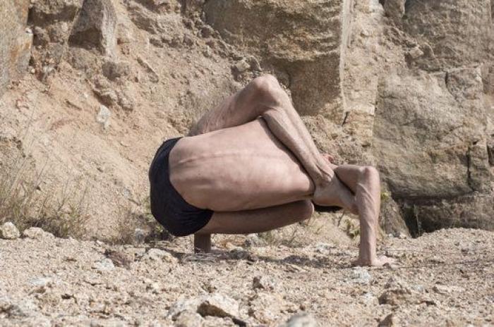 El contorsionista que transforma su cuerpo en el de un alienígena (FOTOS)