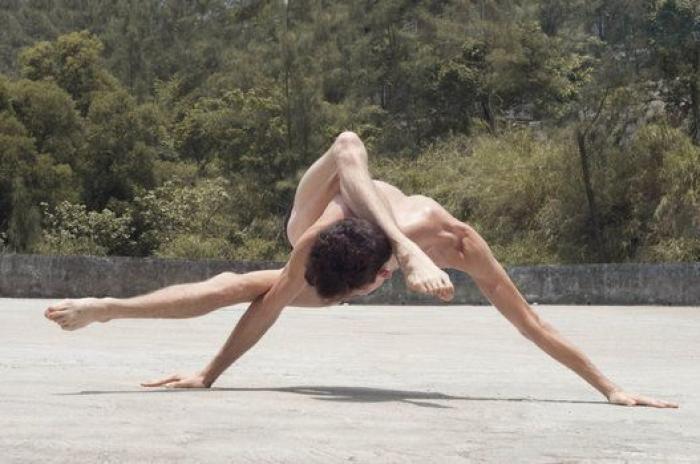 El contorsionista que transforma su cuerpo en el de un alienígena (FOTOS)