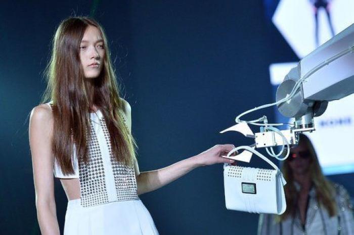 Robots, Courtney Love y una pasarela que se mueve sola: el desfile de Philipp Plein en Milán