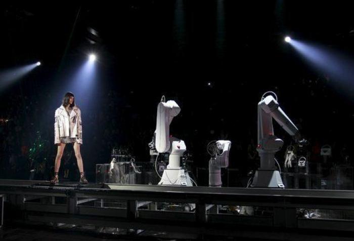 Robots, Courtney Love y una pasarela que se mueve sola: el desfile de Philipp Plein en Milán