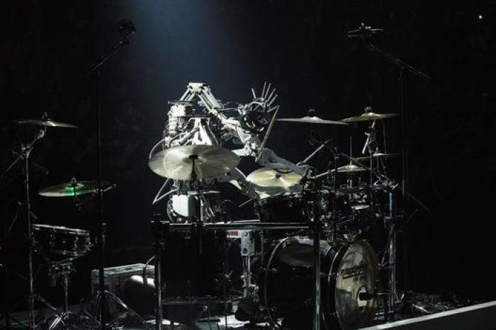 Robots, Courtney Love y una pasarela que se mueve sola: el desfile de Philipp Plein en Milán