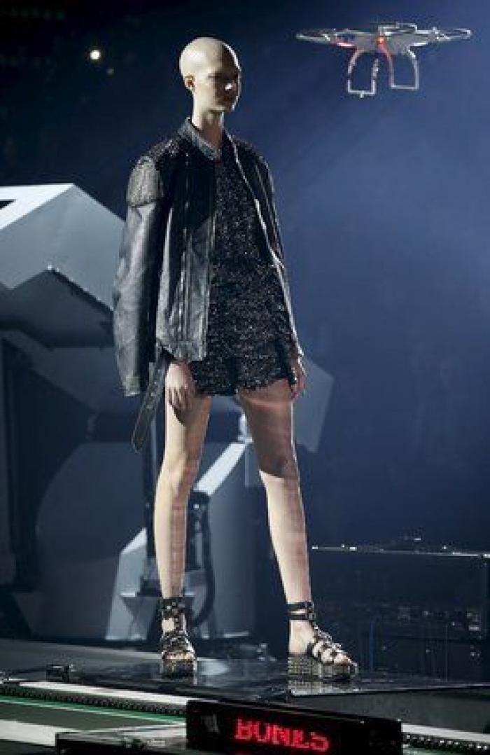 Robots, Courtney Love y una pasarela que se mueve sola: el desfile de Philipp Plein en Milán