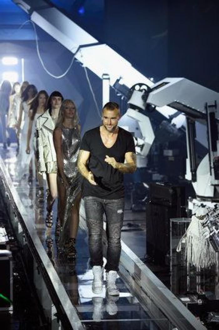 Robots, Courtney Love y una pasarela que se mueve sola: el desfile de Philipp Plein en Milán