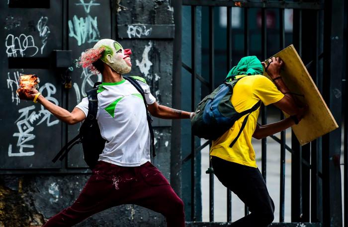 Una protesta contra Maduro atranca Caracas y limita la actividad comercial