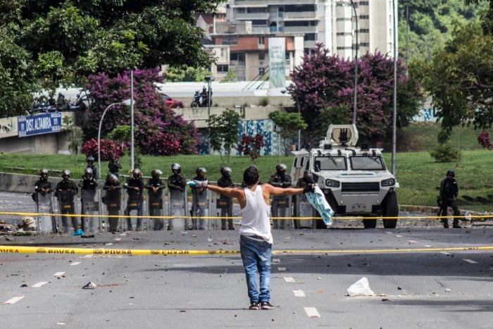 Una protesta contra Maduro atranca Caracas y limita la actividad comercial