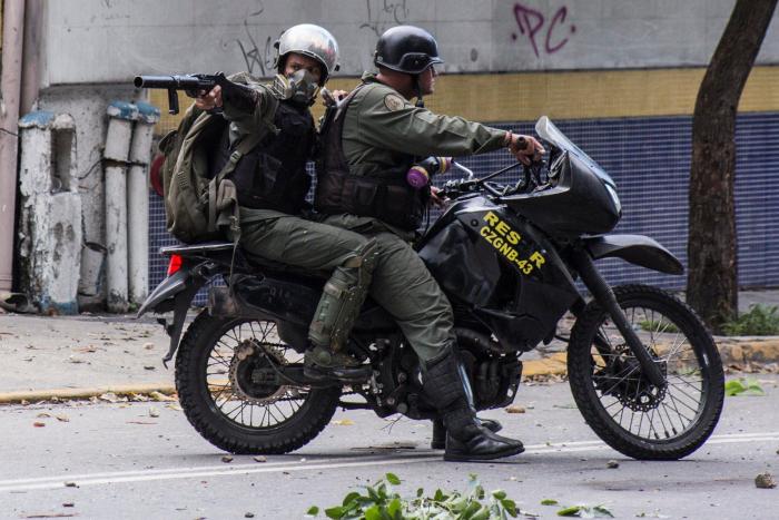 Una protesta contra Maduro atranca Caracas y limita la actividad comercial