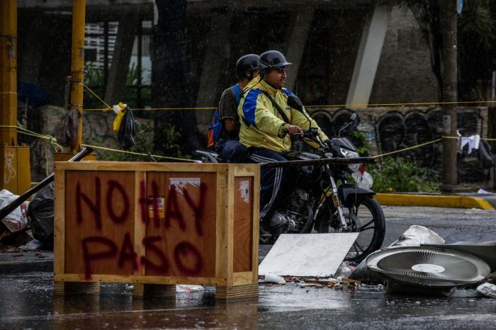 Una protesta contra Maduro atranca Caracas y limita la actividad comercial