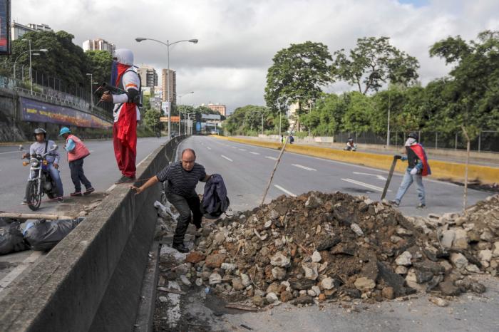 Una protesta contra Maduro atranca Caracas y limita la actividad comercial