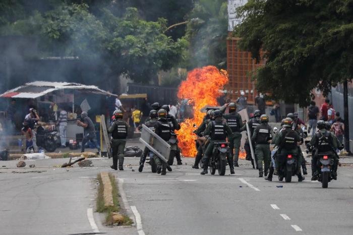 Una protesta contra Maduro atranca Caracas y limita la actividad comercial