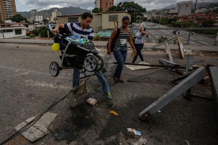 Una protesta contra Maduro atranca Caracas y limita la actividad comercial