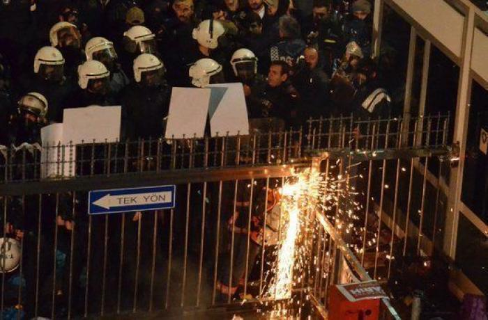 El gobierno turco interviene un periódico crítico y la Policía toma la redacción