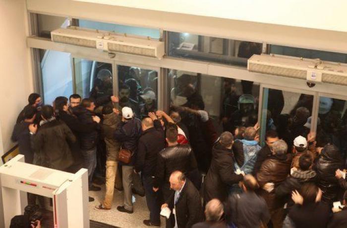 El gobierno turco interviene un periódico crítico y la Policía toma la redacción