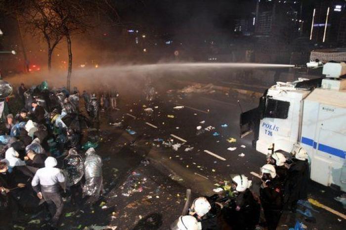 El gobierno turco interviene un periódico crítico y la Policía toma la redacción