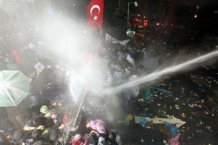 El gobierno turco interviene un periódico crítico y la Policía toma la redacción