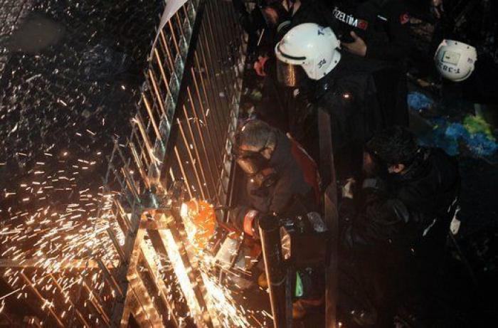 El gobierno turco interviene un periódico crítico y la Policía toma la redacción