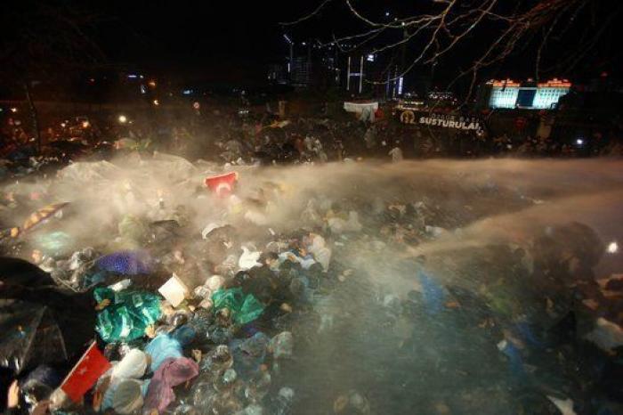 El gobierno turco interviene un periódico crítico y la Policía toma la redacción