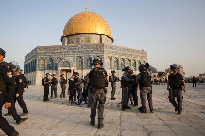Continúan los disturbios pese a que Israel ha retirado sus controles en Al Aqsa