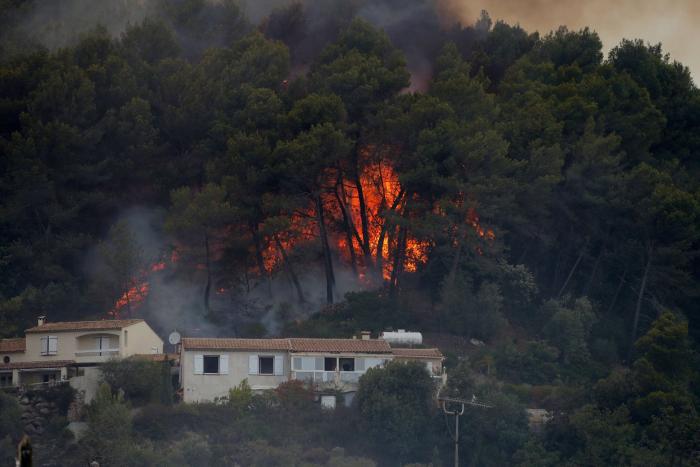 10.000 evacuados en el turístico sureste de Francia por un incendio