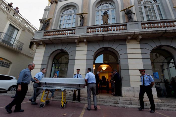 Desentierran los restos mortales de Salvador Dalí para una prueba de ADN