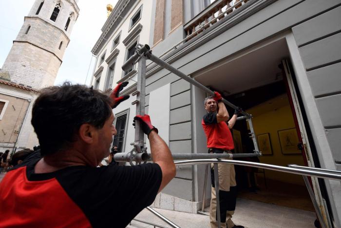 Desentierran los restos mortales de Salvador Dalí para una prueba de ADN