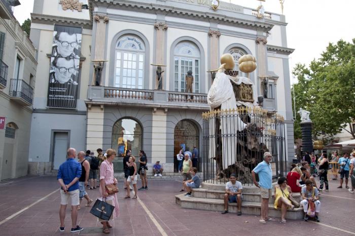 Desentierran los restos mortales de Salvador Dalí para una prueba de ADN