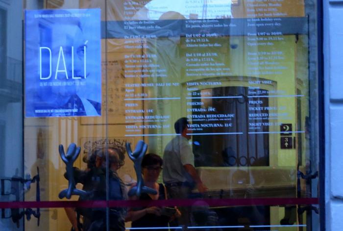 Desentierran los restos mortales de Salvador Dalí para una prueba de ADN