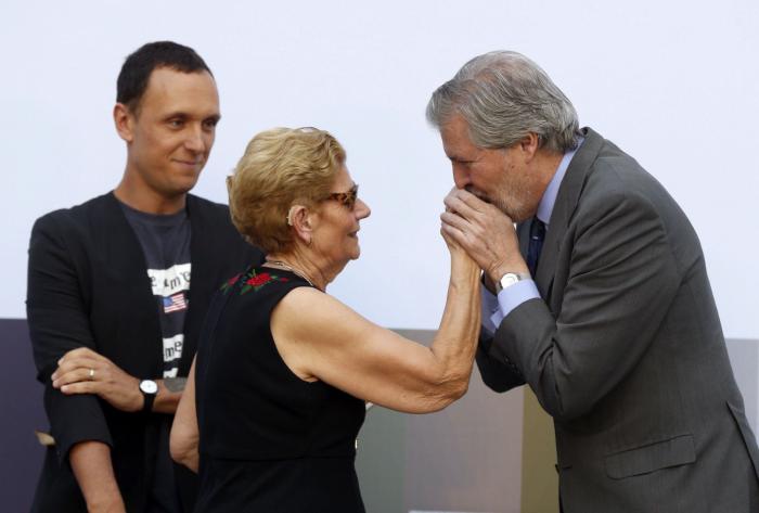 Así despide su madre a David Delfín: homenaje póstumo en el Museo del Traje