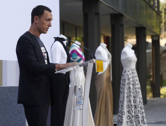 Así despide su madre a David Delfín: homenaje póstumo en el Museo del Traje