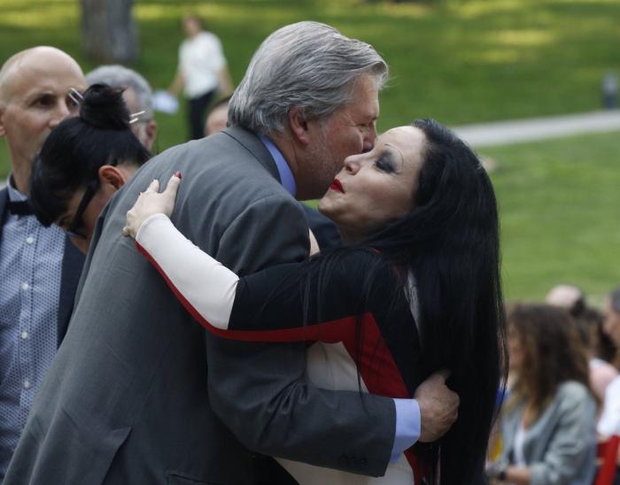 Así despide su madre a David Delfín: homenaje póstumo en el Museo del Traje