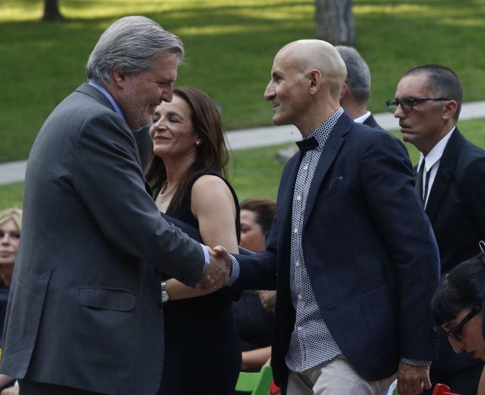Así despide su madre a David Delfín: homenaje póstumo en el Museo del Traje