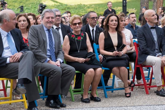 Así despide su madre a David Delfín: homenaje póstumo en el Museo del Traje