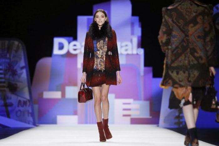 Ágatha Ruiz de la Prada abre su desfile con un robot y un iPad