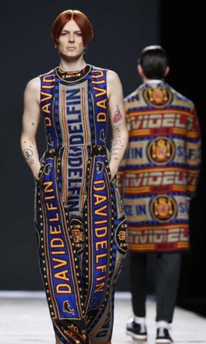 Ágatha Ruiz de la Prada abre su desfile con un robot y un iPad