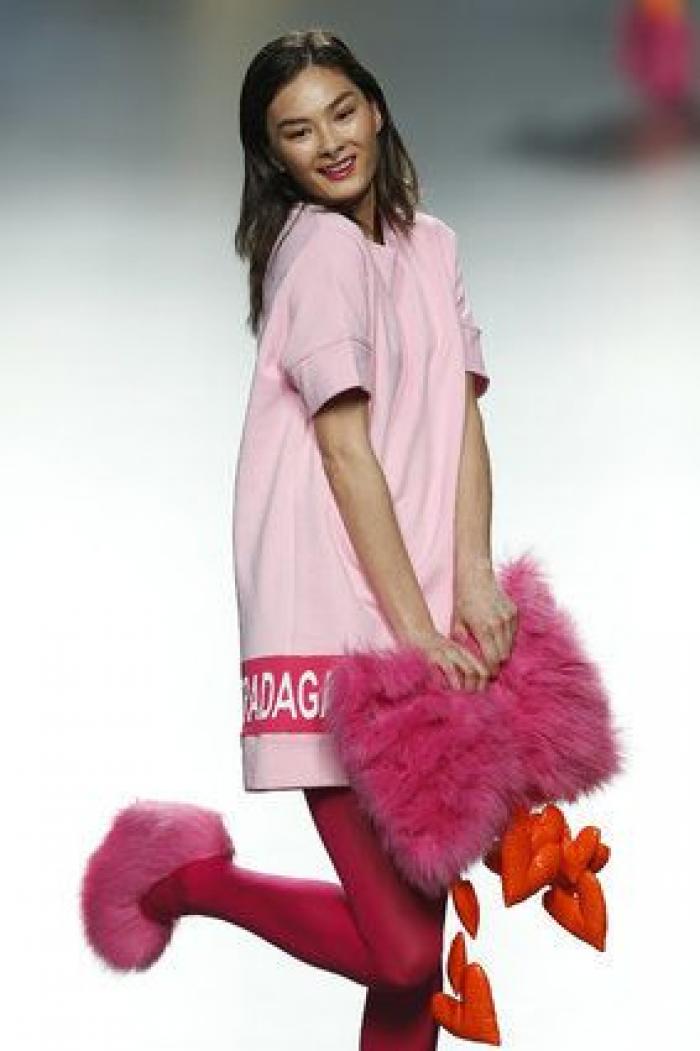 Ágatha Ruiz de la Prada abre su desfile con un robot y un iPad