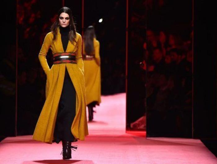 Ágatha Ruiz de la Prada abre su desfile con un robot y un iPad