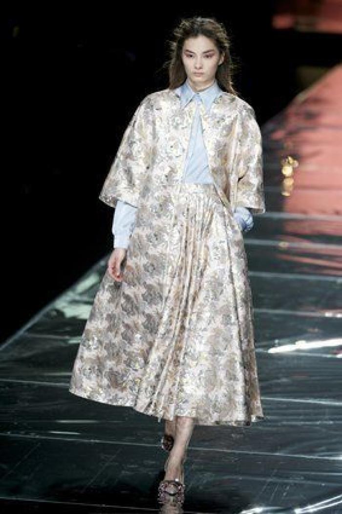 Ágatha Ruiz de la Prada abre su desfile con un robot y un iPad