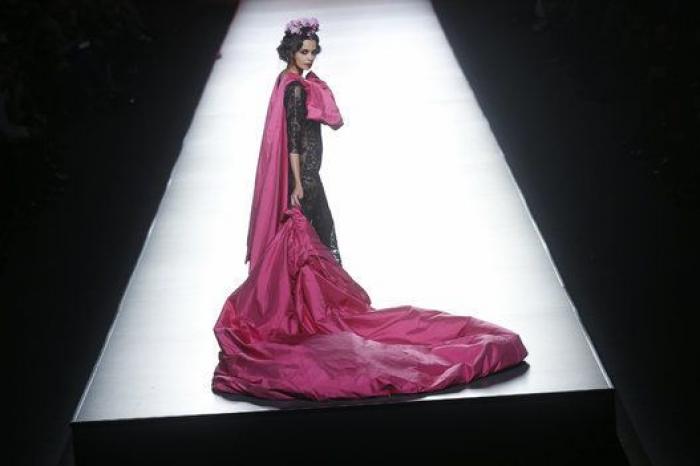 Ágatha Ruiz de la Prada abre su desfile con un robot y un iPad