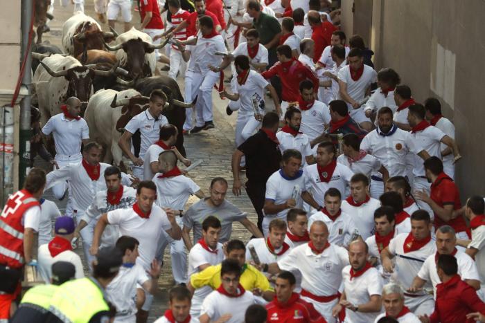 Los toros hacen todo el recorrido juntos en el sexto encierro de los sanfermines
