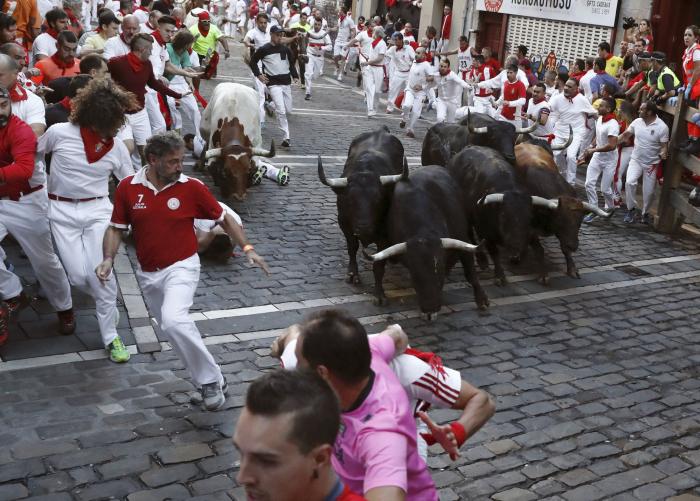 Los toros hacen todo el recorrido juntos en el sexto encierro de los sanfermines