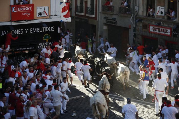 Los toros hacen todo el recorrido juntos en el sexto encierro de los sanfermines