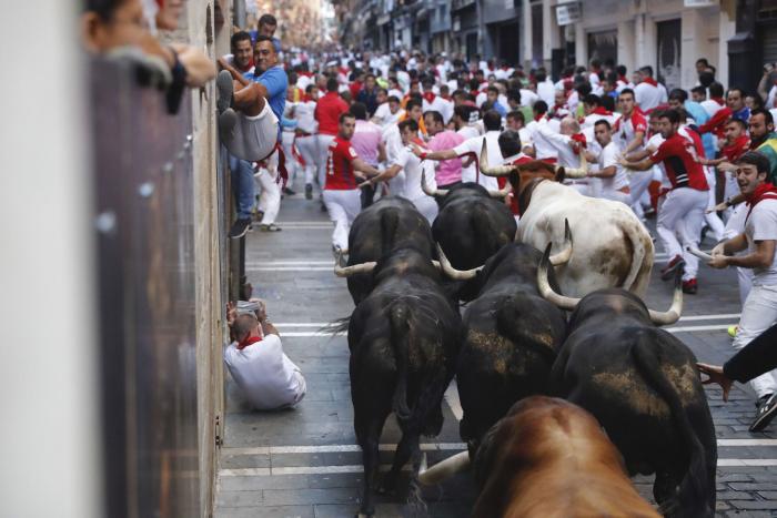 Los toros hacen todo el recorrido juntos en el sexto encierro de los sanfermines