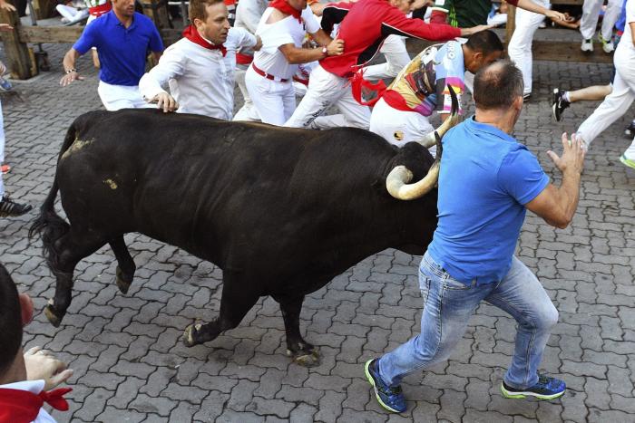 Los toros hacen todo el recorrido juntos en el sexto encierro de los sanfermines