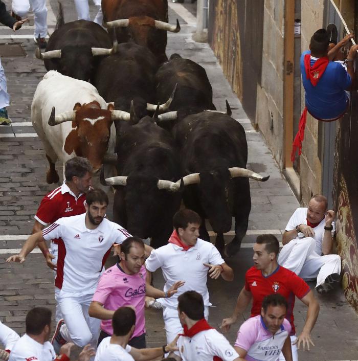Los toros hacen todo el recorrido juntos en el sexto encierro de los sanfermines