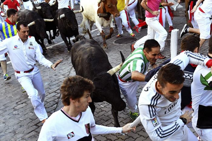 Los toros hacen todo el recorrido juntos en el sexto encierro de los sanfermines