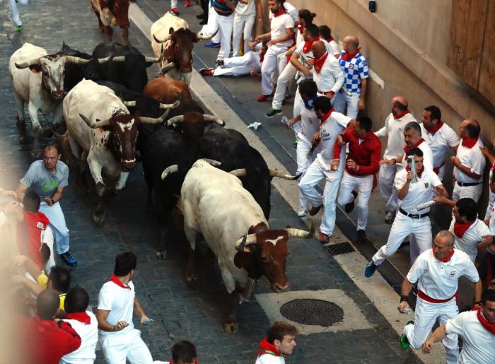 Los toros hacen todo el recorrido juntos en el sexto encierro de los sanfermines