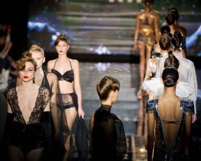 Andrés Sardá llena su sensualidad del espíritu de los grandes hoteles