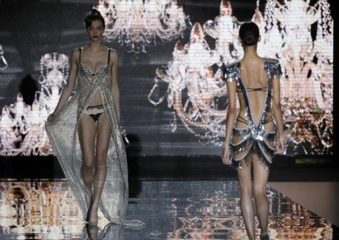 Andrés Sardá llena su sensualidad del espíritu de los grandes hoteles