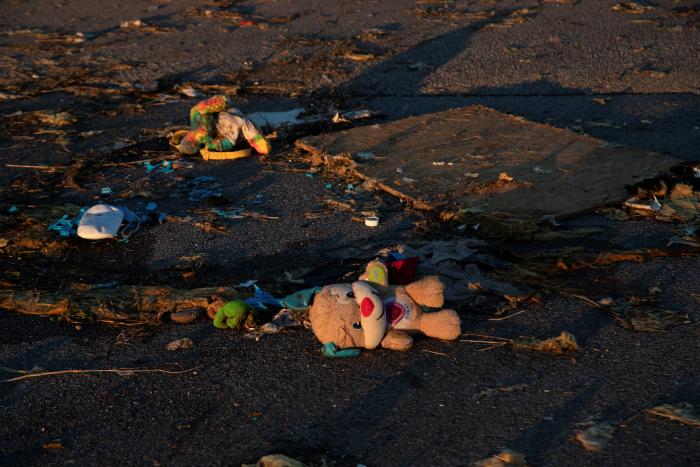 Las autoridades confirman al menos 88 muertos por los tornados en EEUU y temen más víctimas