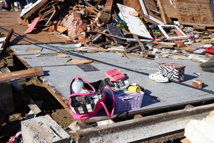 Las autoridades confirman al menos 88 muertos por los tornados en EEUU y temen más víctimas