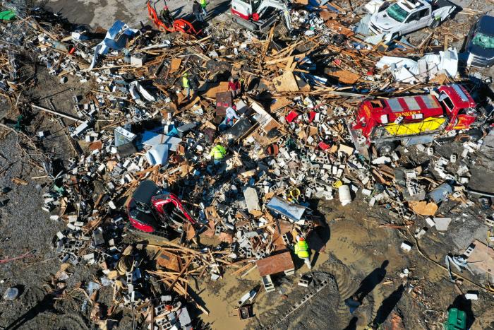 Las autoridades confirman al menos 88 muertos por los tornados en EEUU y temen más víctimas